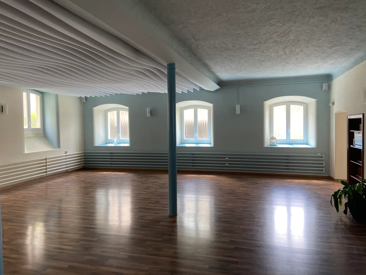 Ein Saal mit Fenstern.